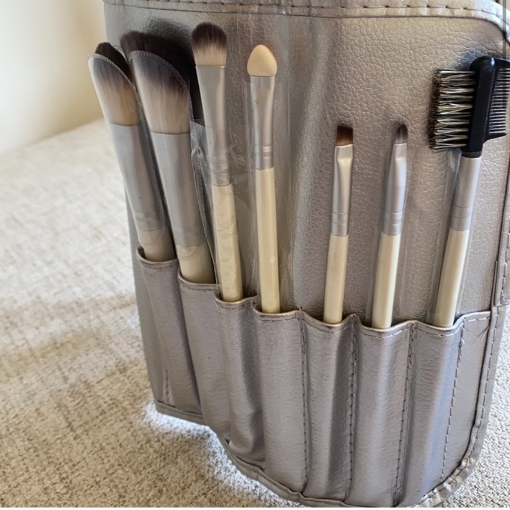 🪞 NEW 7 piece makeup brush glam set with silver roll up pouch